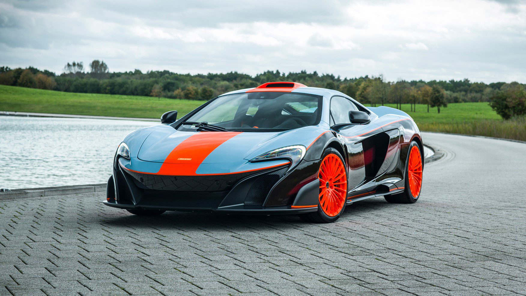 McLaren build stunning one-off Gulf liveried 675LT | Oracle Finance